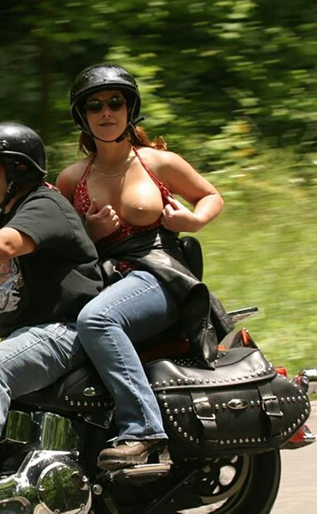 Elle exhibe ses boobs à 100 à l'heure à l'arrière d'une moto !
